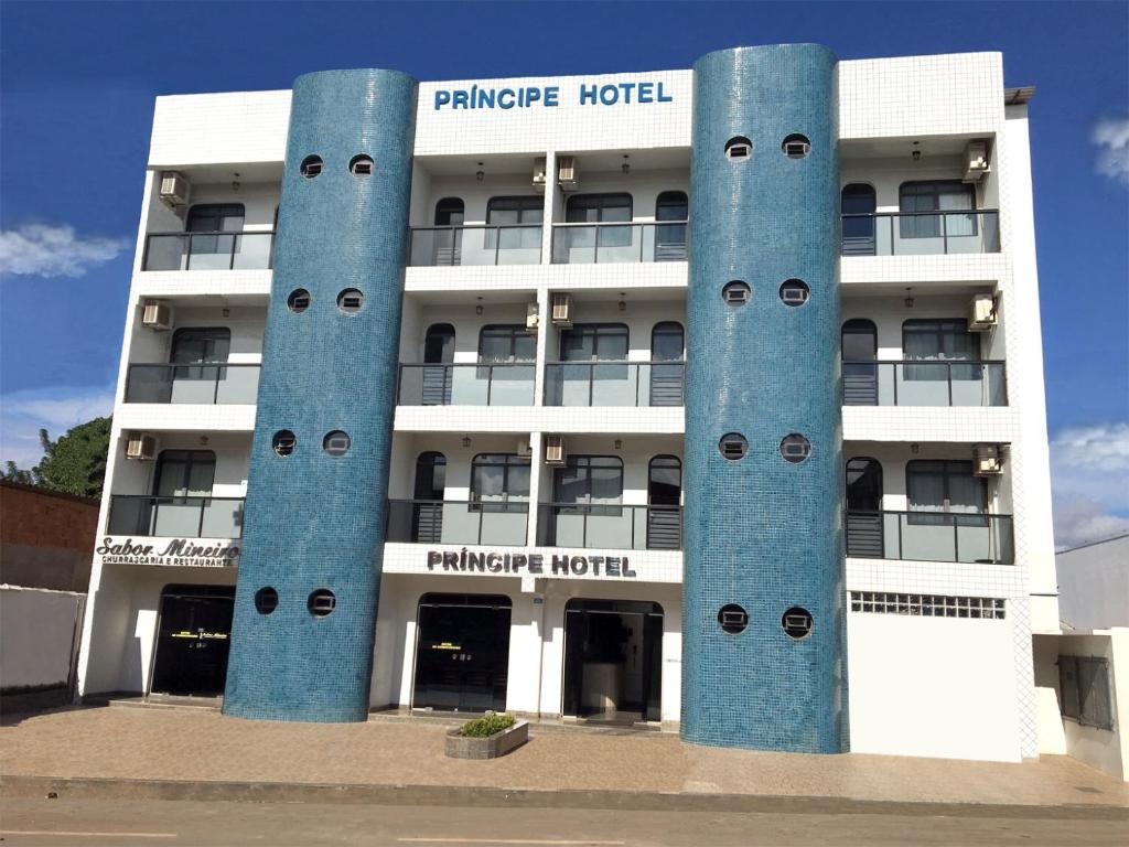 巴雷拉斯Principe Hotel的前面有蓝色柱子的建筑