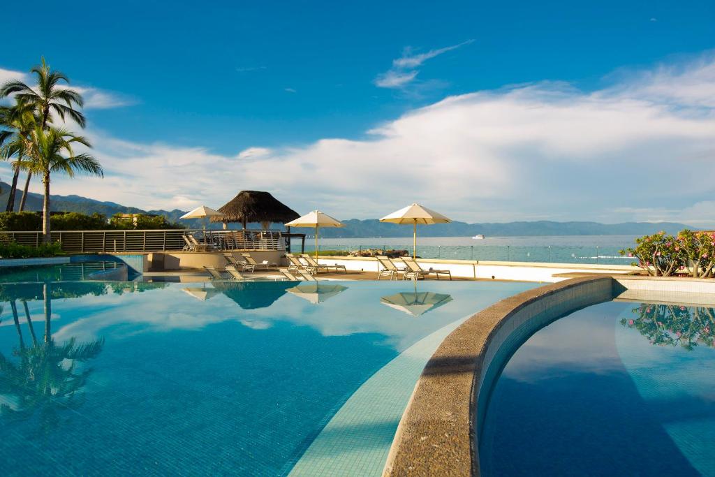 巴亚尔塔港Sunset Plaza Beach Resort Puerto Vallarta All Inclusive的享有海滩景致的游泳池