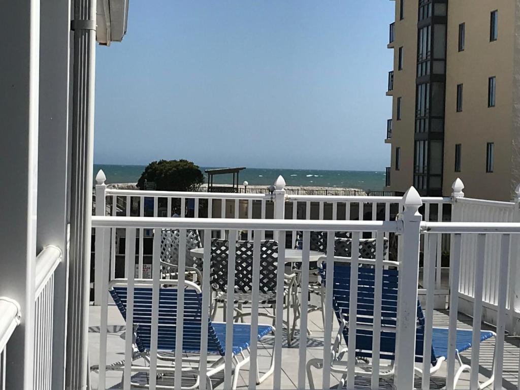默特尔比奇水滨汽车旅馆的带椅子的阳台，可欣赏海景