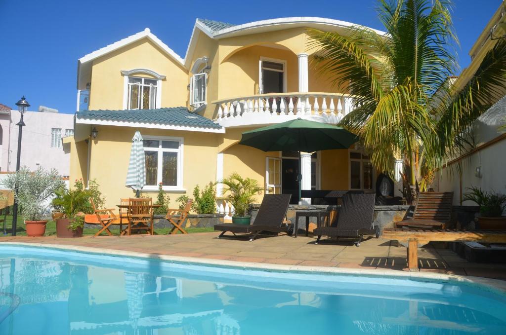 特鲁欧克比赫斯毛里求斯桑德拉别墅酒店的房屋前有游泳池的房子