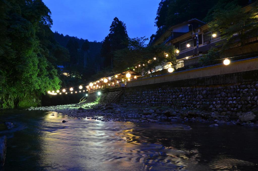 京都高尾山观光酒店的河上夜光,桥上灯火通明