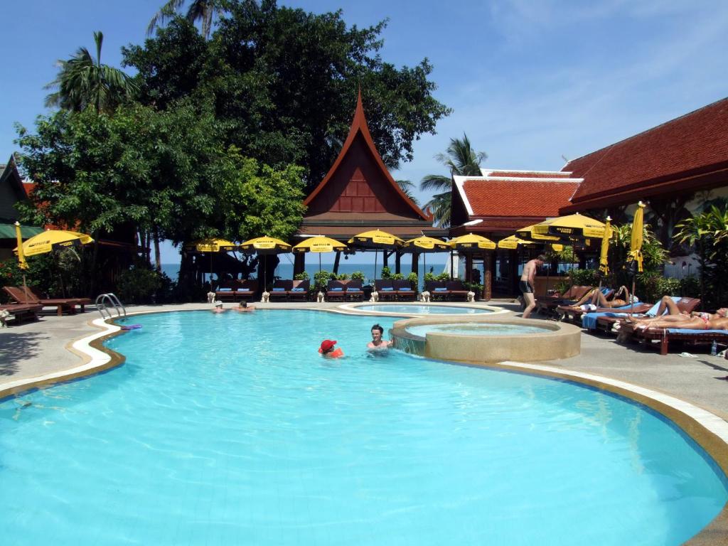 拉迈比尔度假酒店的和度假村内的人一起使用的游泳池