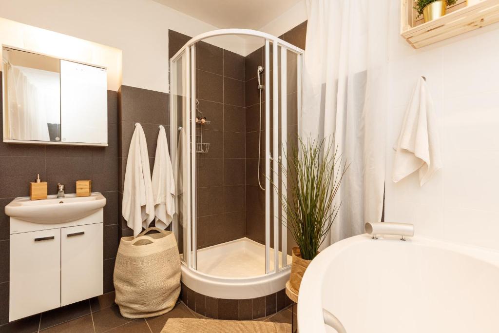 布拉格放松公寓的带淋浴、卫生间和盥洗盆的浴室