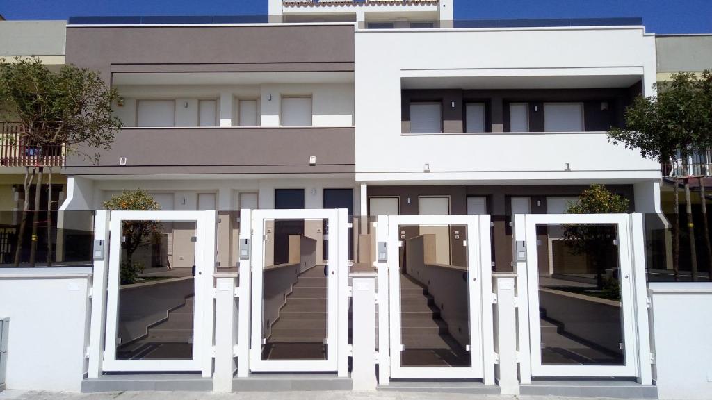 莫诺波利Manolo Case Vacanza的前面有白色门的白色建筑