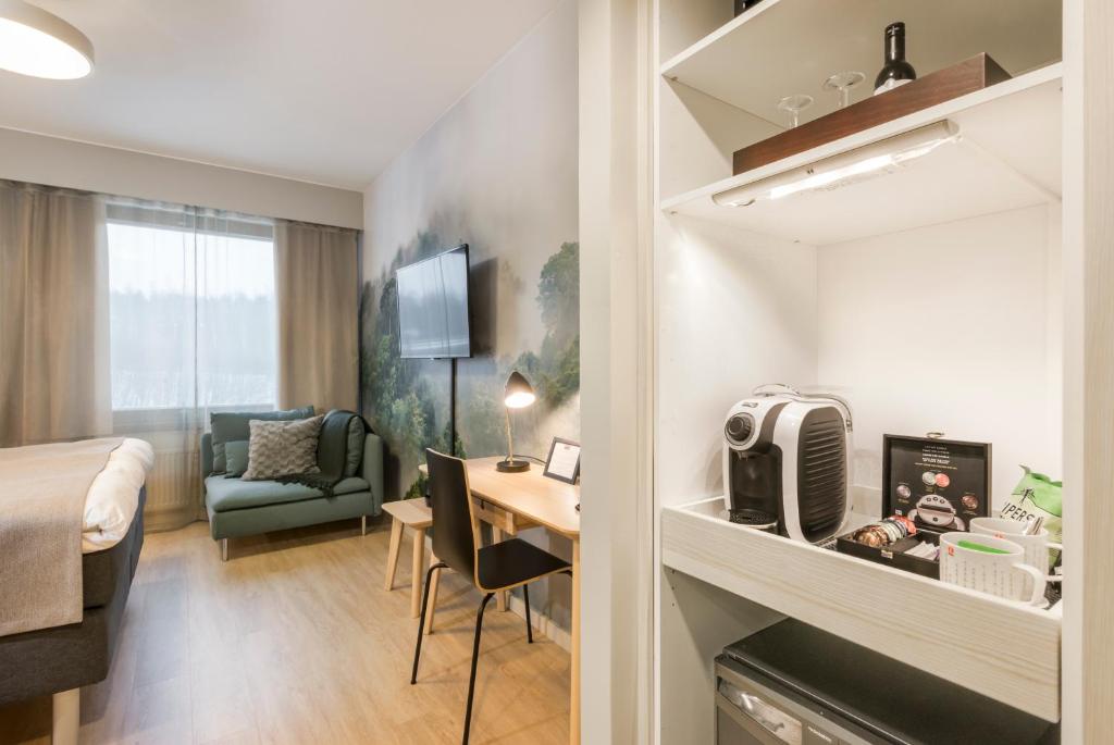 赫尔辛基最佳西方及哈格酒店的一间酒店客房,一间设有一张床和一张书桌