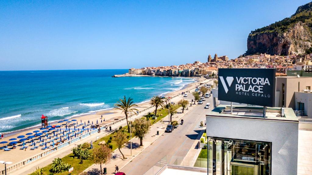 切法卢Victoria Palace Cefalù的享有海滩和大海的景色