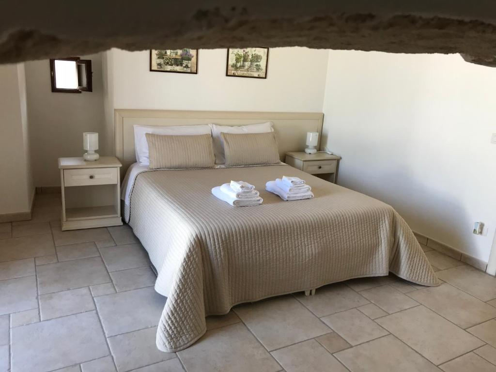 拉泰尔扎Il Terrazzino的一间卧室配有一张床,上面有两条毛巾