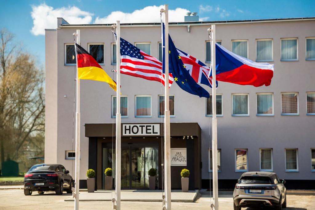布拉格布拉格天空酒店的在酒店门前悬挂三面旗帜