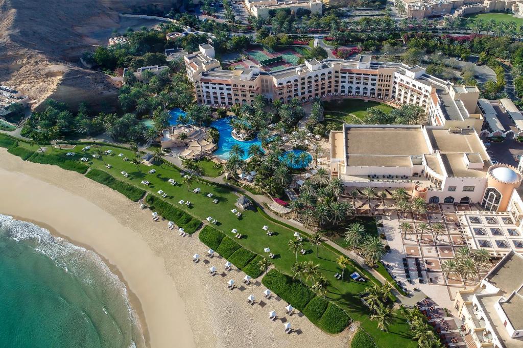 马斯喀特香格里拉巴尔吉萨Spa度假酒店的享有度假村和海滩的空中景致
