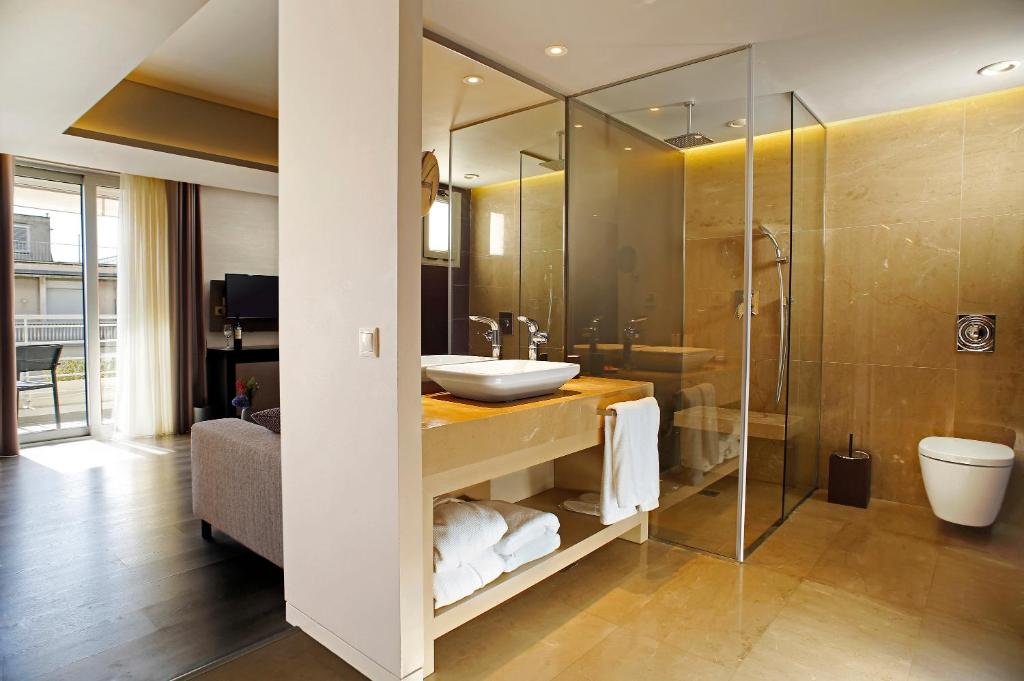 雅典菱形酒店的一间带水槽和淋浴的浴室