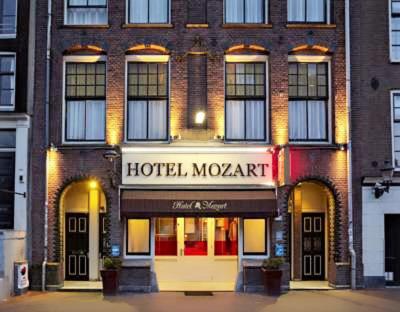 阿姆斯特丹莫扎特酒店的建筑前方有标志的酒店