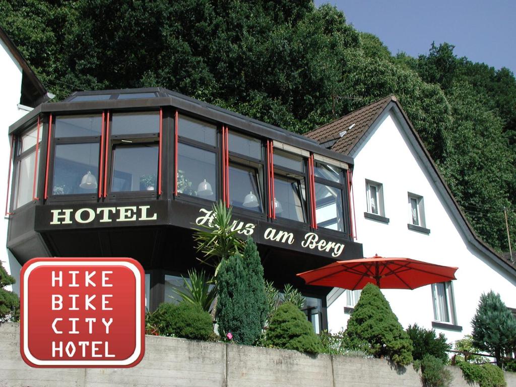 特里尔Hotel Haus am Berg的前面有酒店标志的房子