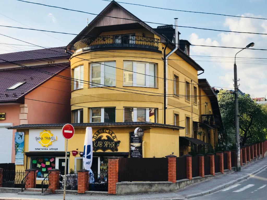 特鲁斯卡韦茨Villa L'vovskaia的街道上带有停车标志的黄色建筑