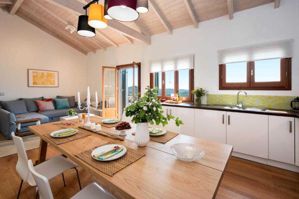 SkriperónLavender Cottage.的厨房以及带木制餐桌的起居室。