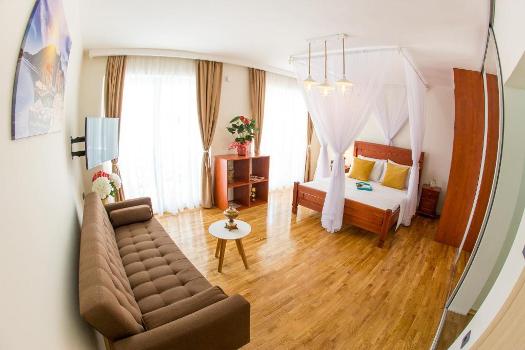 布德瓦Villa DiEden的客厅配有沙发和1张床