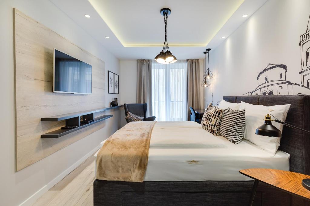 扎达尔Classy Design Accommodation的一间酒店客房,配有一张床和一台电视