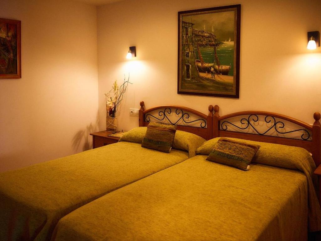 雷东德拉埃斯芝瓦士乡村民宿的配有黄色床单的酒店客房的两张床