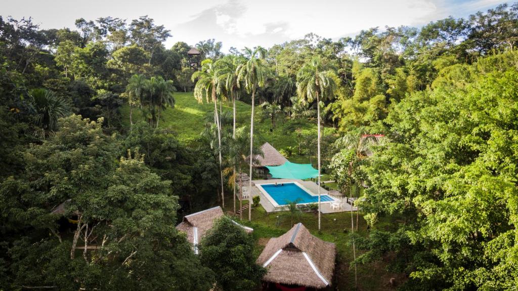 马尔多纳多港La Habana Amazon Reserve的享有带游泳池和树木的别墅的空中景致