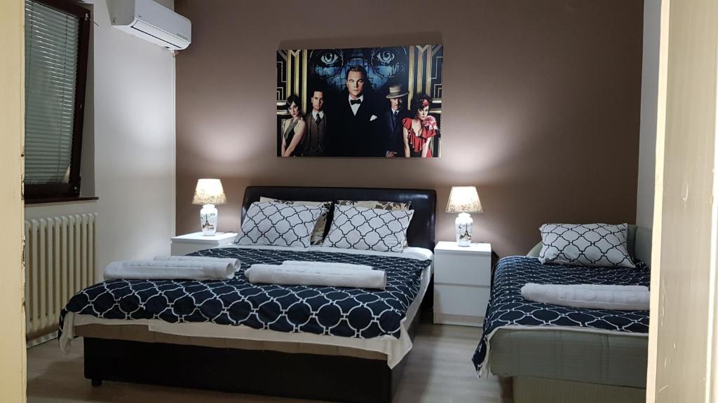 尼什矿泉村Apartments Cvetkovic Relax的卧室配有两张床,墙上挂着一幅画