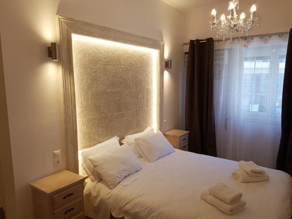 雅典JOHN BEAUTY 50m2, METRO and ACROPOLIS 5'的卧室配有白色的床和2条毛巾