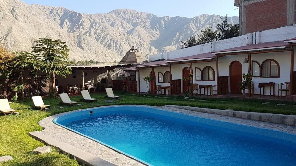 卢那欢纳La Fortaleza del Inca的一座带游泳池和山脉的度假村