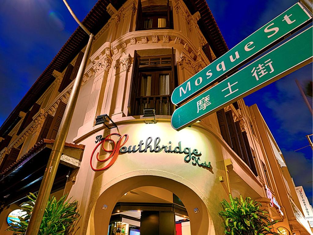 新加坡The Southbridge Hotel的建筑物前的街道标志