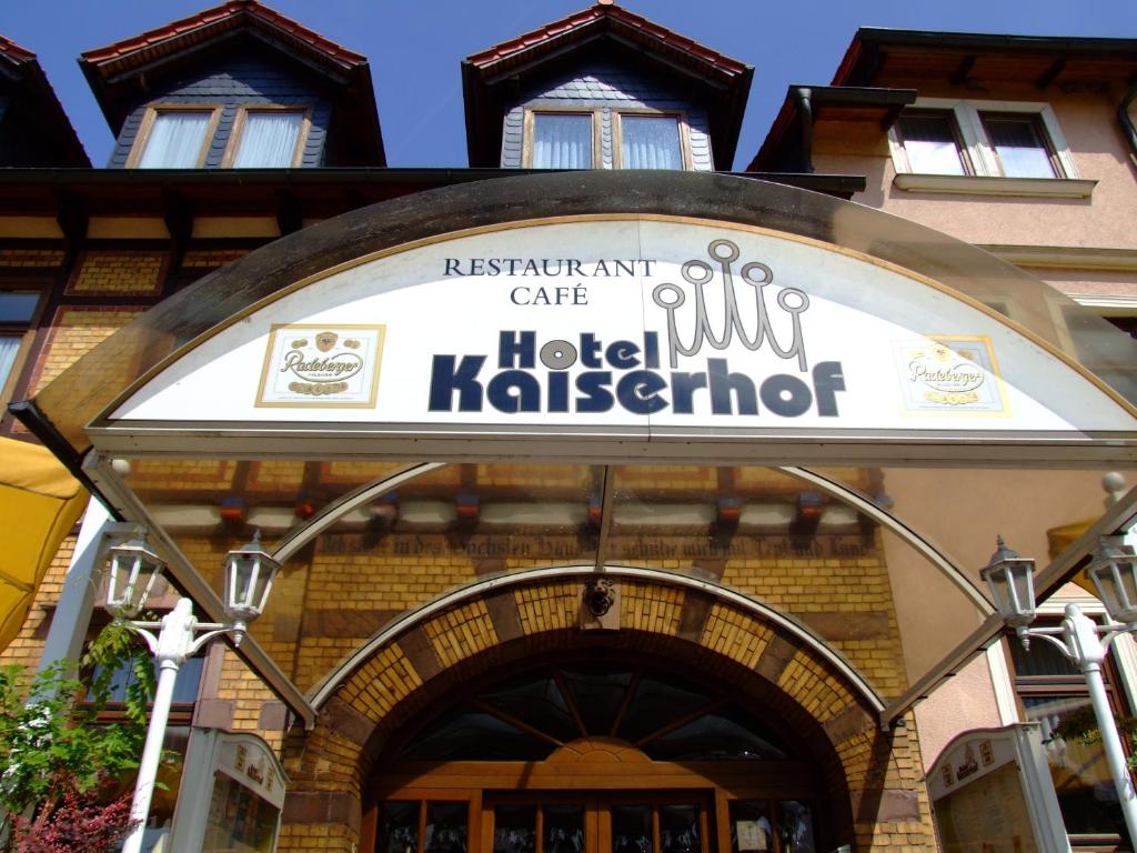 克尔布拉凯瑟霍夫舒适酒店的一座建筑,在酒店的入口处有一个标志