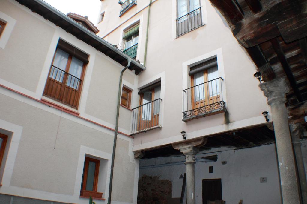 塞哥维亚拉朱德里亚住宿酒店的旁边带阳台的建筑