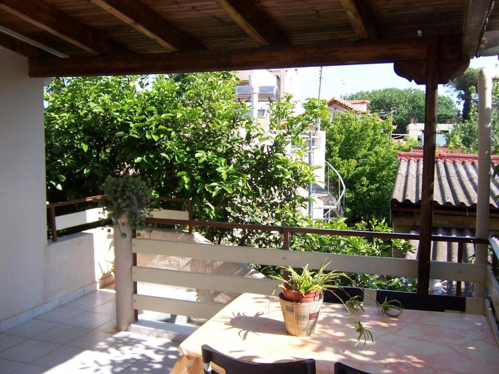 阿特米达Maria`s Haus in Artemida的阳台的天井配有桌椅