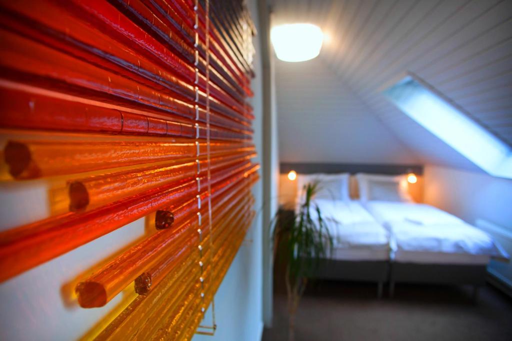 尼萨河畔亚布洛内茨Pension Půlměsíc的一间卧室配有一张床和一个带百叶窗的窗户