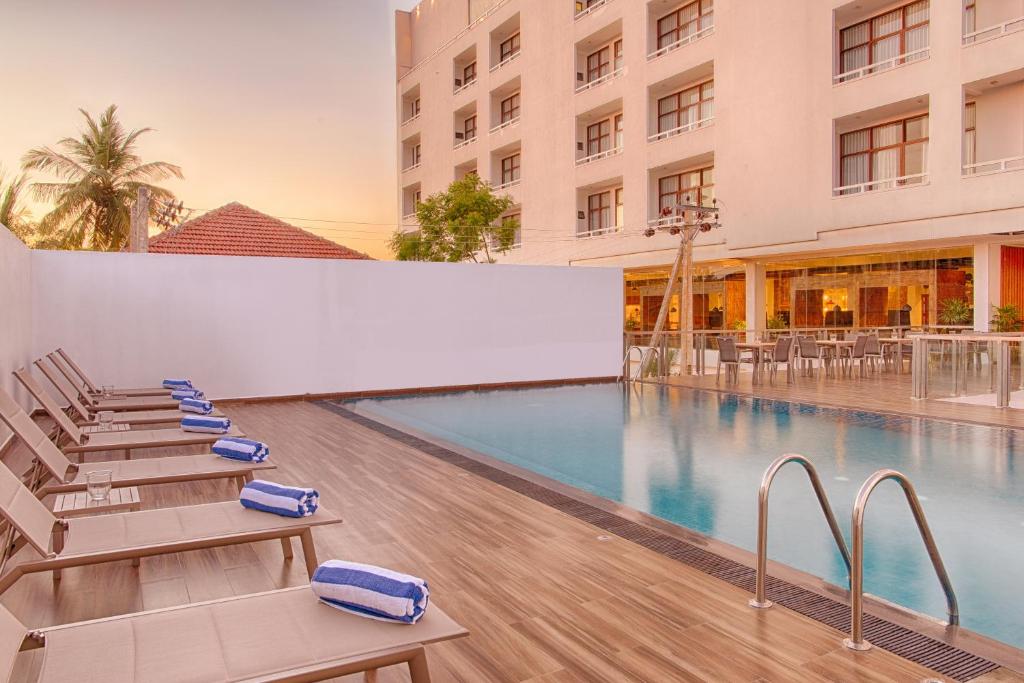 贾夫纳NorthGate Jaffna的酒店游泳池设有躺椅