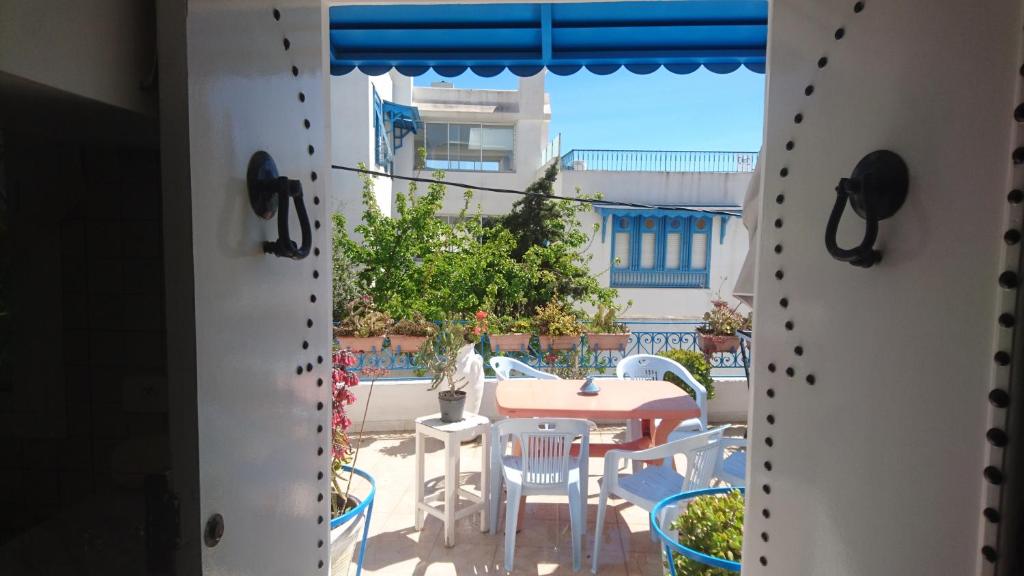 西迪·布·赛义德Cosy Duplex" Sidi Bou Said "的享有带桌椅的庭院的景色。