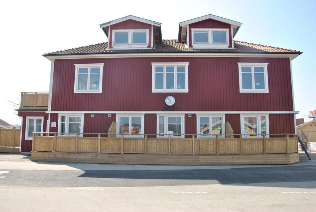 埃勒斯Sjöhuset的前面有木栅栏的红色房子