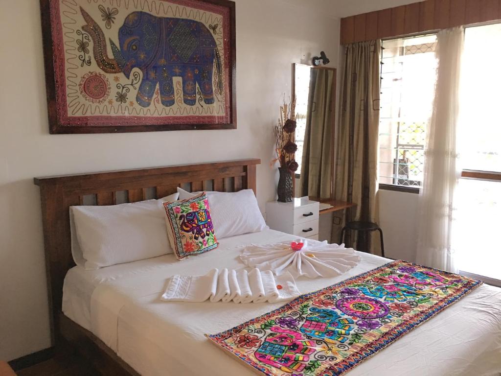 苏瓦塔架梅西亚酒店的一间卧室配有一张床铺,床上有毯子