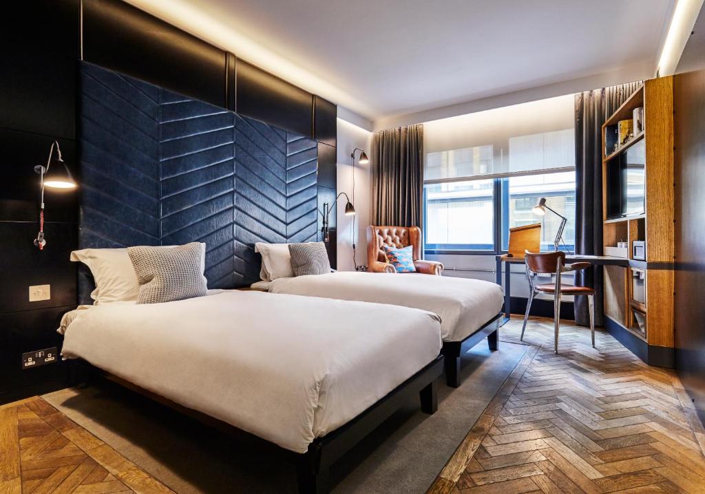 伦敦肖尔迪奇霍克斯顿酒店的酒店客房配有两张床和一张书桌