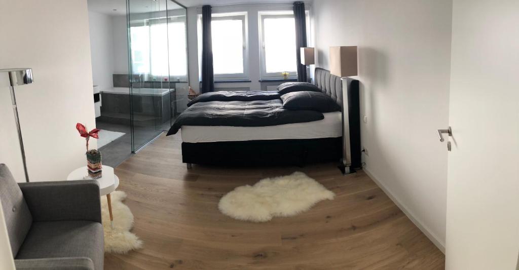 维尔茨堡Apartment Central Würzburg的一间卧室设有两张床,铺有木地板。