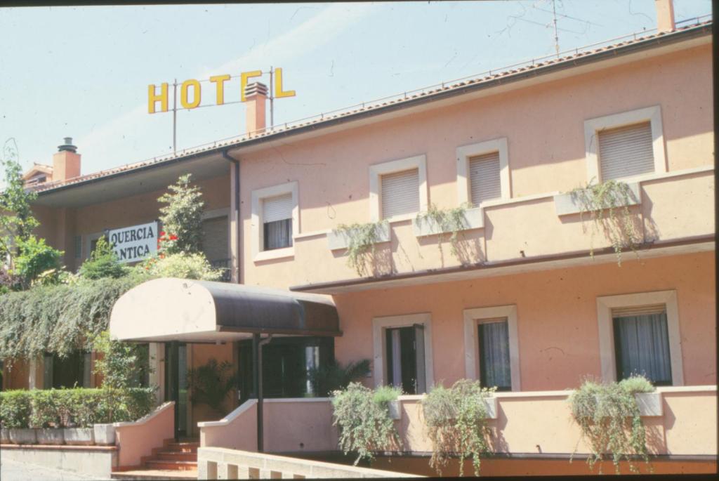 圣马力诺夸尔西亚安提卡酒店的一边有标志的酒店