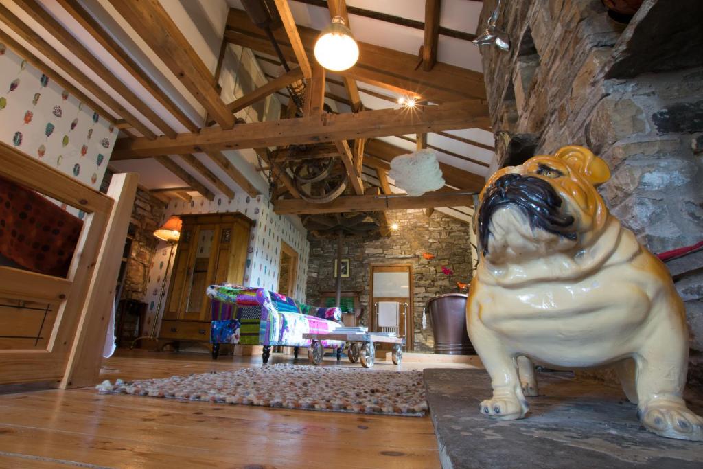 BainbridgeLow Mill Guesthouse的一只狗坐在房间里地板上的雕像