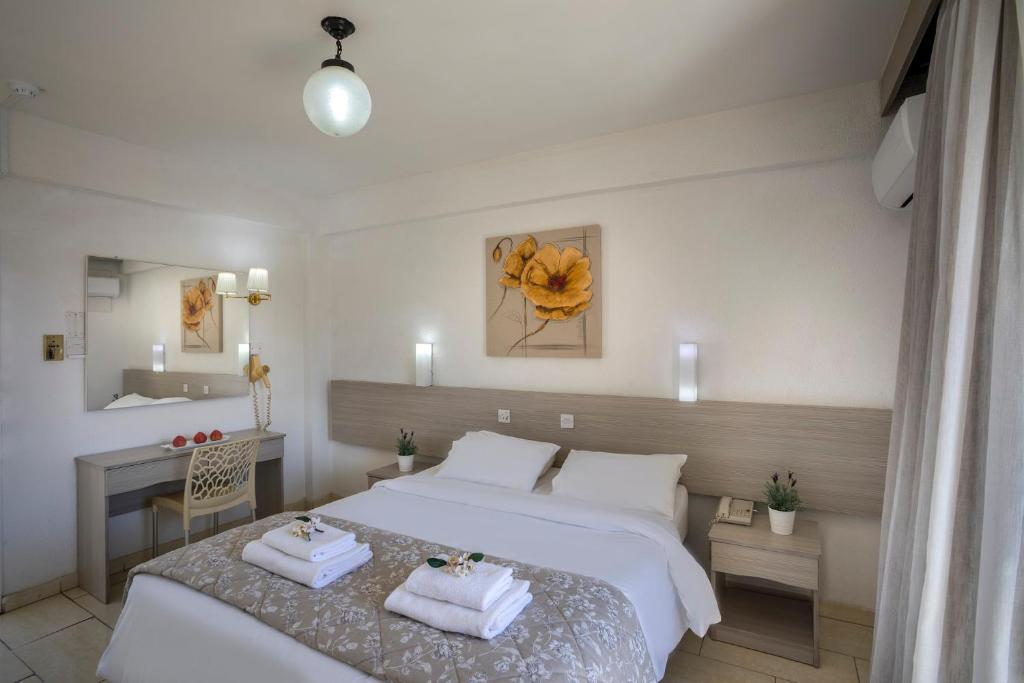 拉纳卡仙人掌酒店的酒店客房配有两张床和一张书桌
