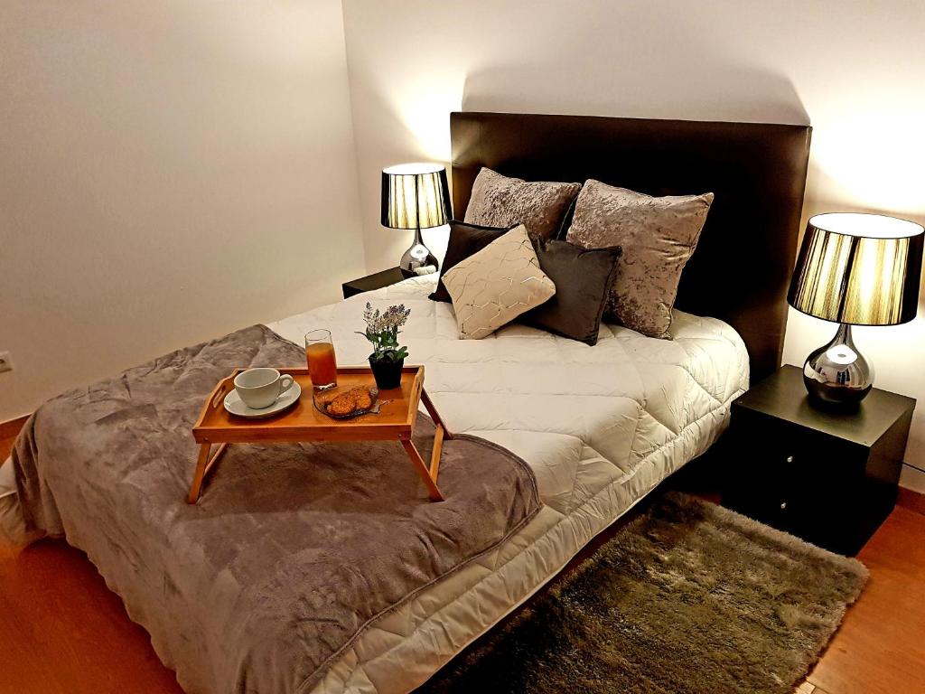 波尔图Oporto Cozy Studio的一间卧室配有一张带咖啡桌的床
