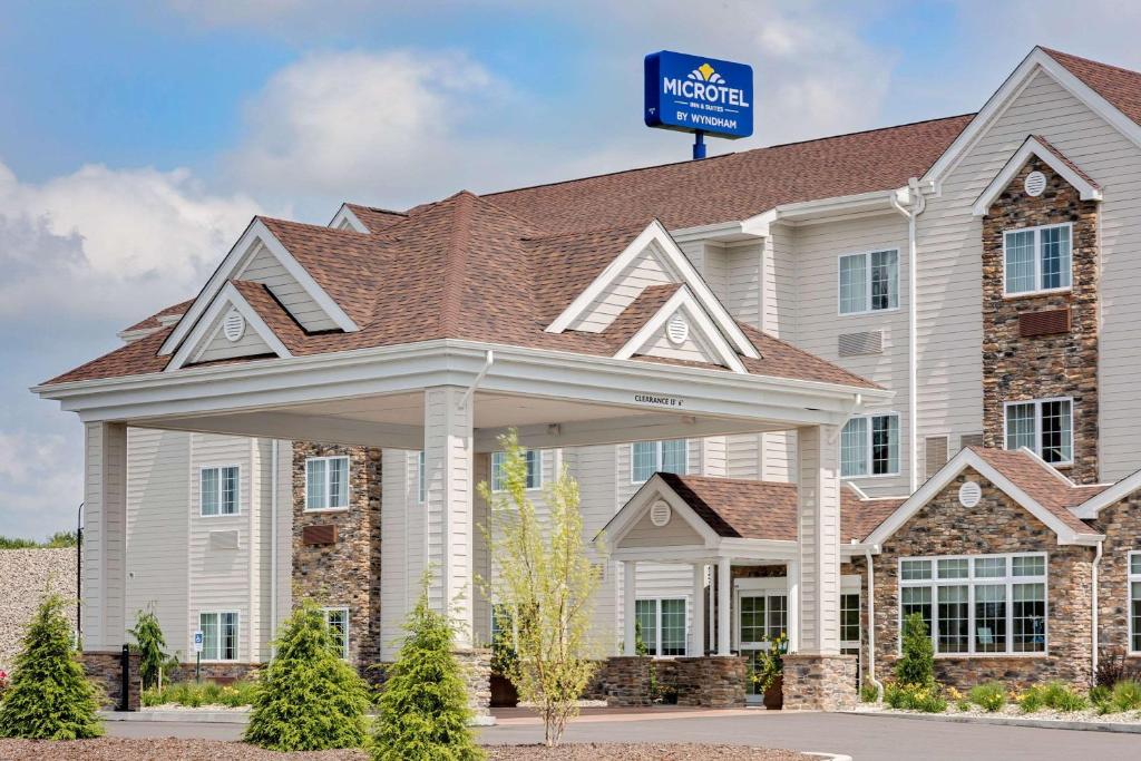 克拉里恩Microtel Inn & Suites by Wyndham Clarion的 ⁇ 染旅馆,前面有标志