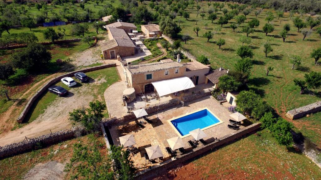 洛雷特-德维斯塔莱格Can Porretí Agroturisme的享有带游泳池的房屋的空中景致