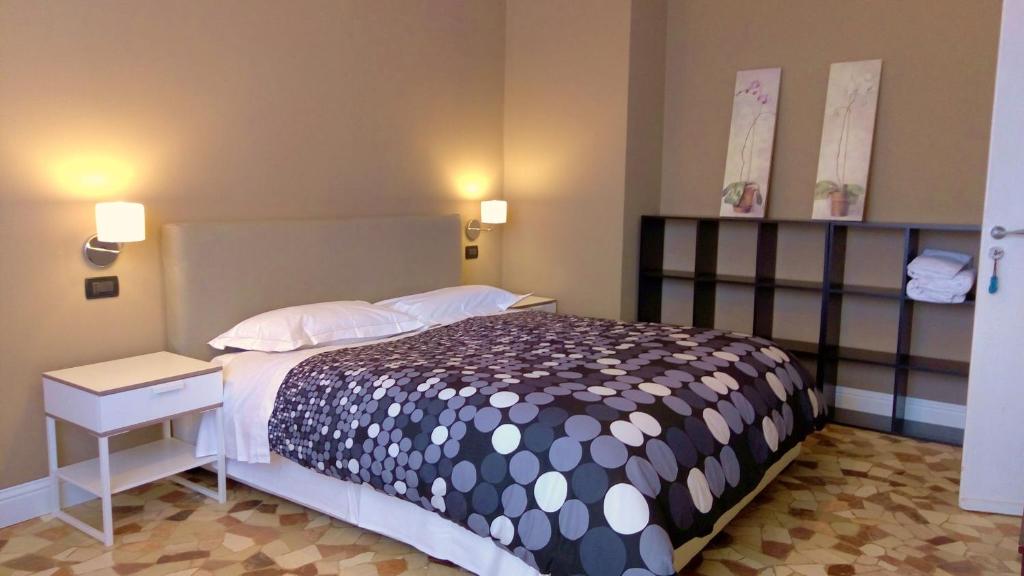 LinateNovegro Linate 101的一间卧室配有一张带黑白色床罩的床。