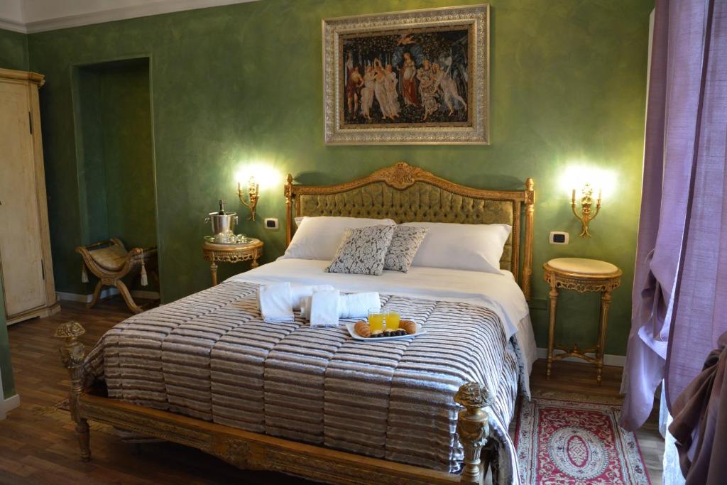 格拉维纳普利亚Le Stanze del Console的一间卧室,配有一张带一盘食物的床