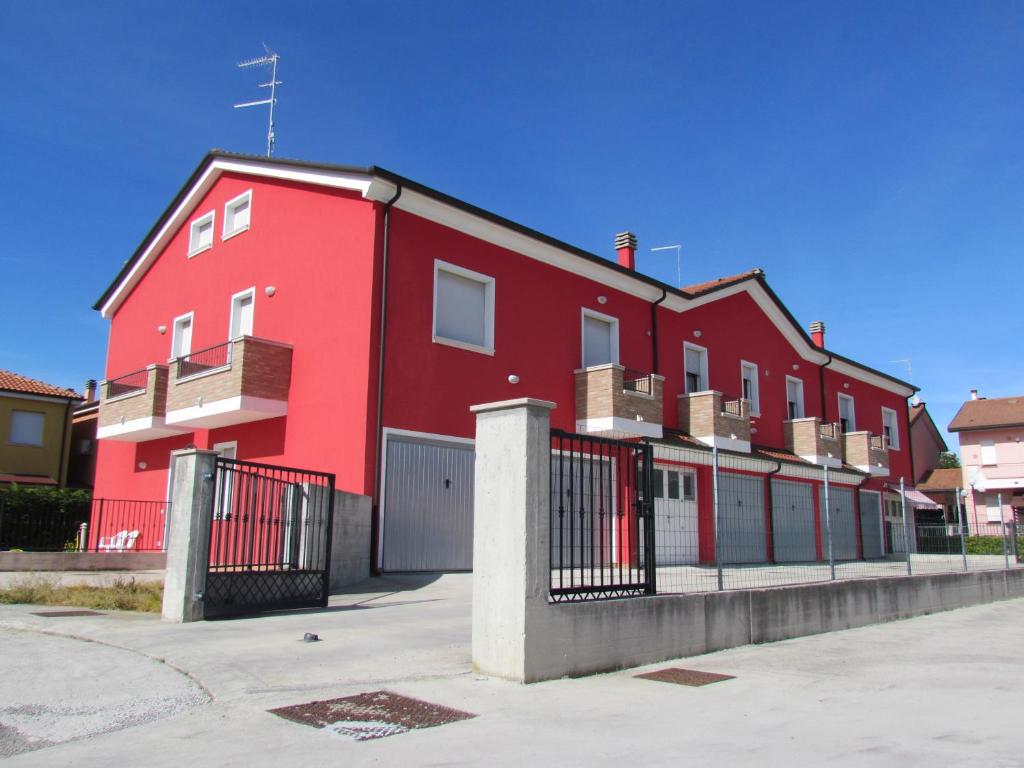 斯嘉德瓦利Siviero Apartments的前面有栅栏的红色建筑
