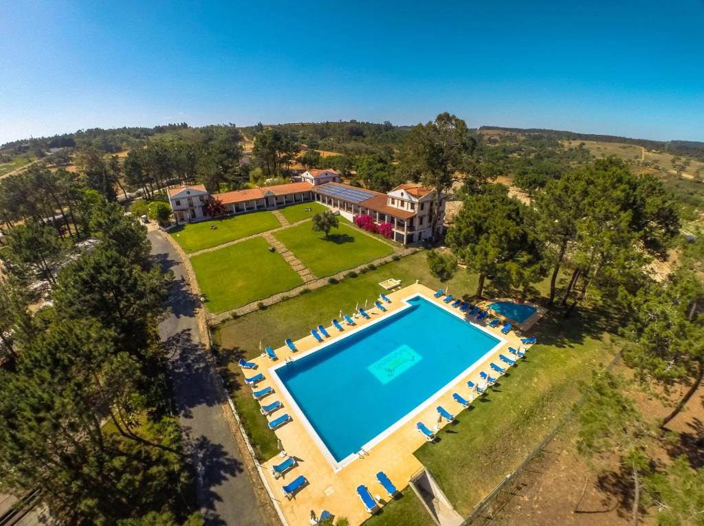 奥德赛克斯奥德赛克斯简易别墅圣米格尔公园酒店 的享有带游泳池的大型庄园的空中景致