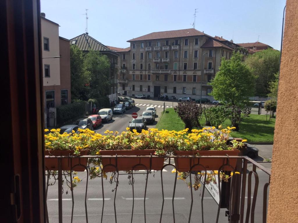 米兰乔亚别墅酒店的街上有鲜花的阳台