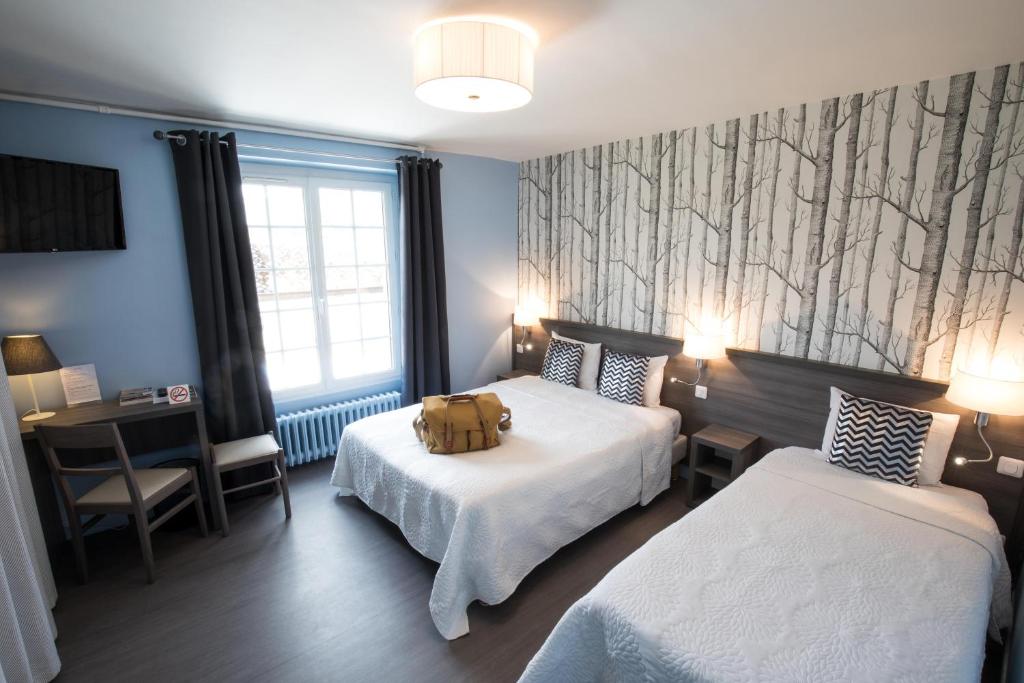 萨尔特河畔勒梅勒Logis Hôtel Restaurant de la Poste的酒店客房设有两张床,床上有泰迪熊
