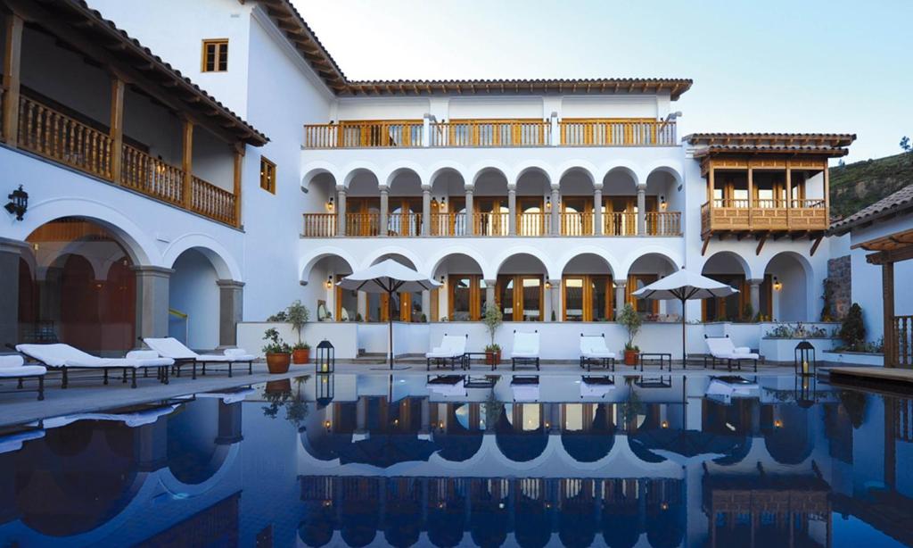 库斯科Palacio Nazarenas, A Belmond Hotel, Cusco的大楼前有游泳池的酒店