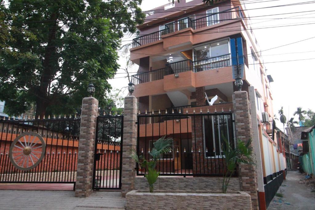 RangpurLittle Rangpur Inn的铁艺门和栅栏的建筑